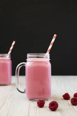 Cam kavanozlarda Raspberry Smoothie, yan görünüm. Close. Seçici
