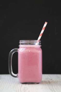 Cam kavanozda ahududu Smoothie, yan görünüm. Close.