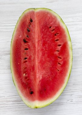 Beyaz ahşap arka planda taze kesilmiş karpuz, üst görünüm. Ove