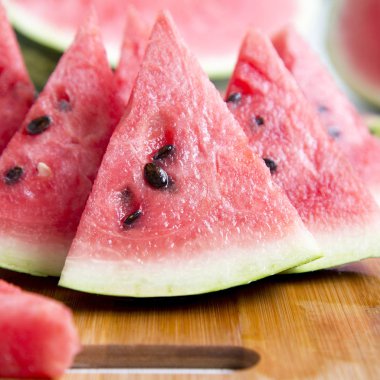 Bambu tahta üzerinde taze sulu karpuz dilimleri, yan görünüm. Clo