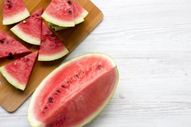 Bambu tahta üzerinde taze karpuz dilimleri, havai görünümü. En iyi v