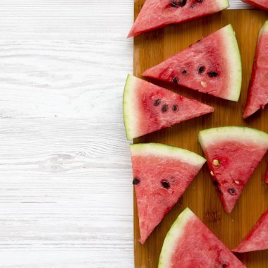 Beyaz ahşap yüzey üzerinde Bambu tahta dilimlenmiş karpuz, üst