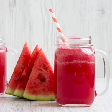 Beyaz ahşap yüzeyde cam kavanozlarda karpuz Smoothie, Sid