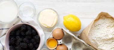 Böğürtlen pasta, tepegöz görünümü yemek için ham maddeler. En iyi v