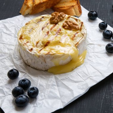 Tost, yaban mersini ve w ile kağıt ızgara Camembert peynir