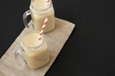 Mason cam kavanoz kupalar fıstık ezmesi muz Smoothie o ile dolu