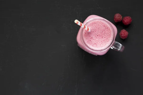 Mason glass jar mug filled with raspberry smoothie, top view, Co — Stock Photo, Image