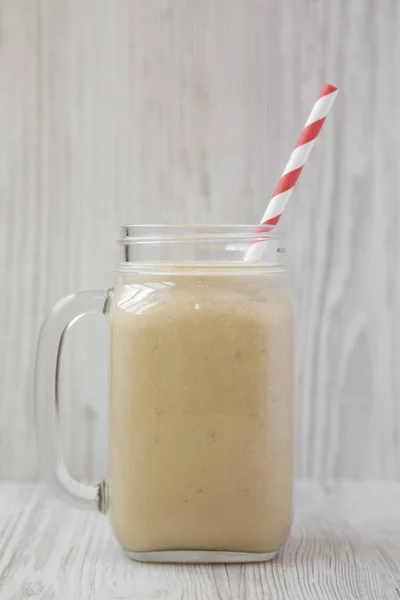 Kacang mentega pisang smoothie dalam botol kaca pada b kayu putih — Stok Foto