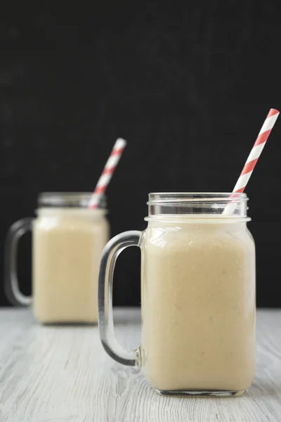 Kacang mentega smoothie pisang di gelas jar gelas cangkir, tampilan samping. Salin — Stok Foto