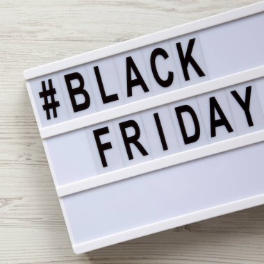 ' Siyah Cuma ' kelimeleri Beyaz ahşap yüzeyinde bir lightbox üzerinde,