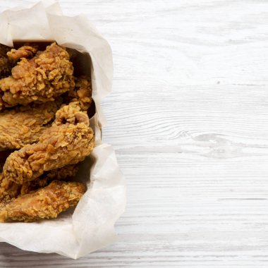 Bir kağıt kutusunda kızarmış tavuk kanatları, Yukarıdakilerin görünümü. Üst görünüm, o