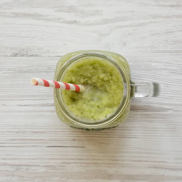 Glazen potje groene selderij smoothie op een wit houten oppervlak, — Stockfoto