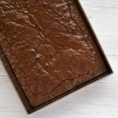 Beyaz ahşap yüzeyde ev yapımı çikolata Brownie, üst görünüm. 