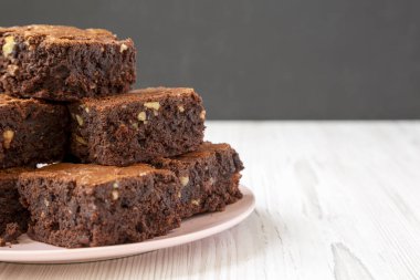 Pembe plaka üzerinde ev yapımı çikolata kek, yan görünüm. Uzay fo