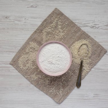 Pembe bir kase glutensiz pirinç unu, üst görünüm. Düz yatıyordu, overh