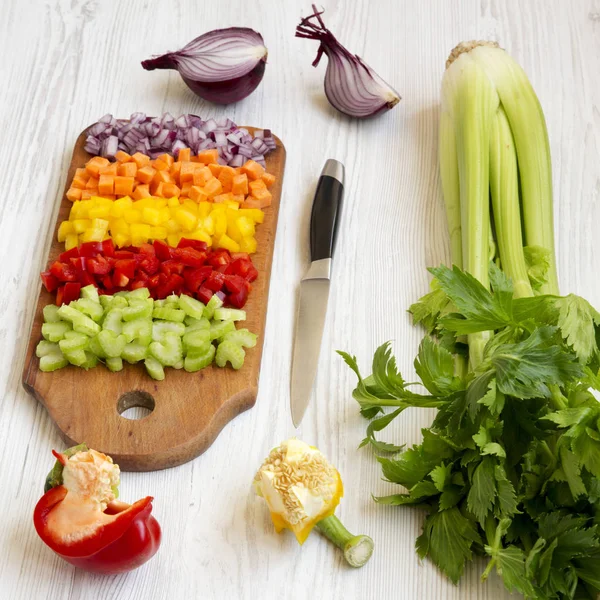 Verduras frescas picadas (zanahoria, apio, cebolla, pimientos de colores — Foto de Stock