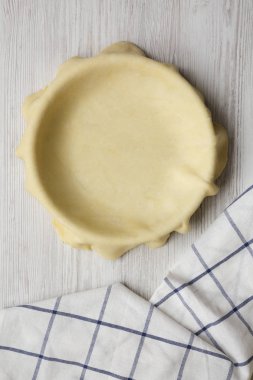 Beyaz ahşap yüzeyde hazırlık elmalı turta için ham hamur, o