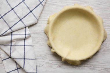 Hazırlık elmalı turta için ham hamur, yukarıdan bakın. Düz yatıyordu, 