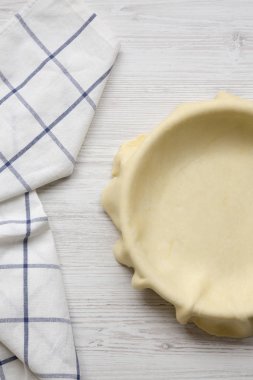 Beyaz ahşap arka plan üzerinde hazırlık elmalı turta için ham hamur