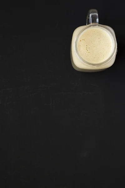Kacang mentega smoothie pisang dalam botol kaca pada backgrou hitam — Stok Foto