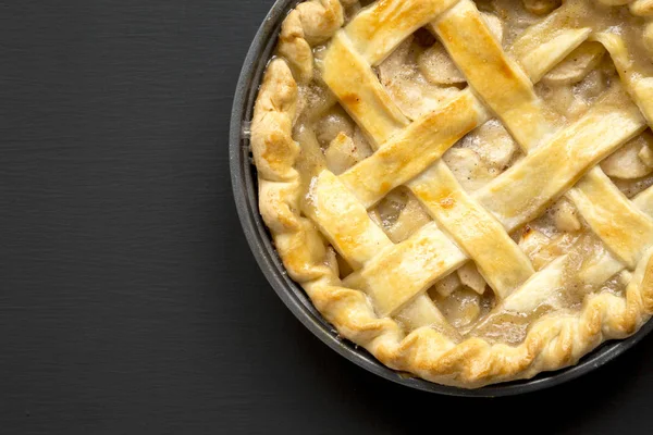 Tarte aux pommes maison sur une surface en bois noir, vue sur le dessus. Pose plate — Photo