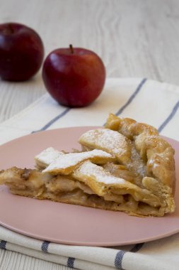 Pembe bir tabak, düşük açı görünümü üzerinde ev yapımı elmalı turta dilim. C