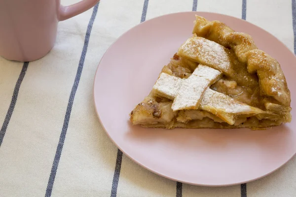 Rebanada de pastel de manzana horneado en casa en un plato rosa, vista de ángulo bajo. C — Foto de Stock