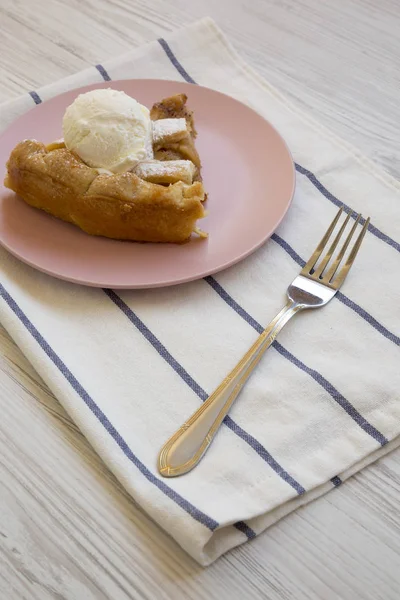 Slice of home-baked apple pie with ice cream on a pink plate, si — Stock Photo, Image