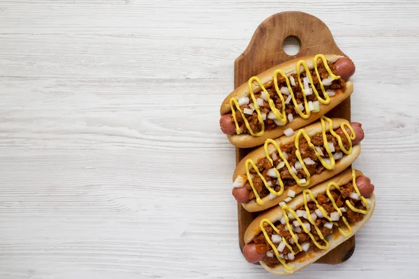 Domowej roboty Detroit styl chili pies na rustykalne drewniane deski na w — Zdjęcie stockowe
