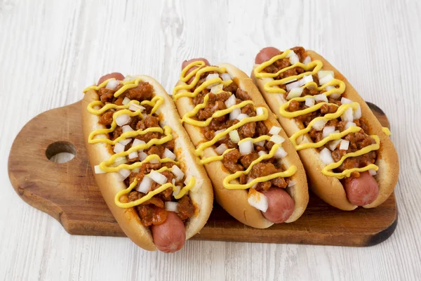 Caseiro detroit estilo cachorro chili com mostarda amarela e cebola o — Fotografia de Stock