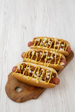 Bir w üzerinde rustik ahşap tahta üzerinde ev yapımı detroit tarzı biber köpek