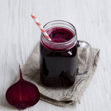 Beyaz ahşap yüzey üzerinde pancar smoothie Cam kavanoz, düşük bir