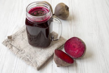 Cam kavanoz kupa pancar güler yüzlü, yan görünümü ile dolu. Yakın çekim