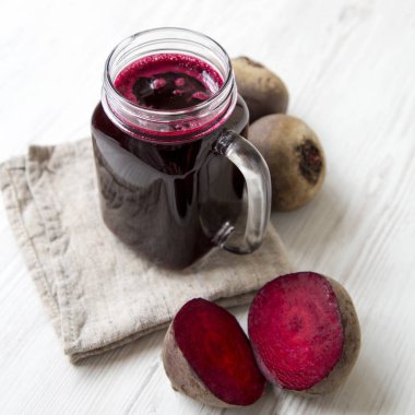 Bir cam kavanoz kupa pancar yüzlü, yan görünüm. Close.