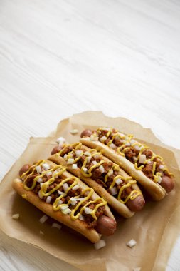 Ev yapımı Detroit Tarzı biber köpek, yan görünüm. Kopyalama alanı.