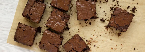 Hausgemachte Schokoladenbrownies auf einem Backblech auf weißem Holz — Stockfoto