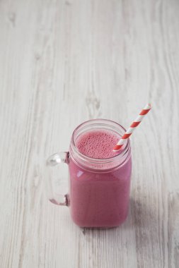Bir cam kavanoz kupa ev yapımı ahududu smoothie, düşük açı görünümü. 
