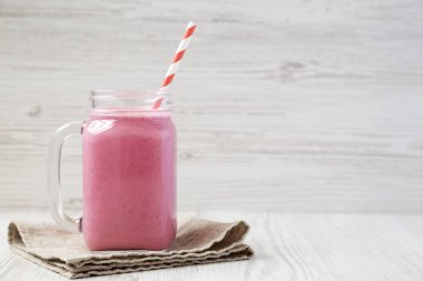 Mason cam kavanoz kupa ahududu yüzlü, yan görünüm ile dolu. C