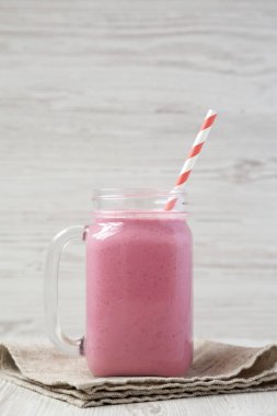 Mason cam kavanoz kupa ahududu yüzlü, yan görünüm ile dolu. C