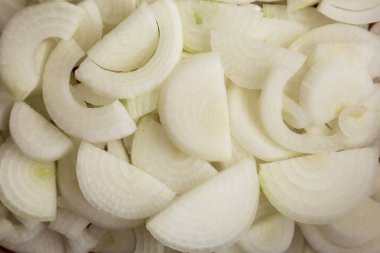 Doğranmış çiğ beyaz soğan, havai görünüm. Düz yatıyordu, üstten görünüm, fro