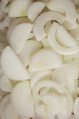 Doğranmış çiğ beyaz soğan, üst görünümü. Düz yatıyordu, tepede, abo dan