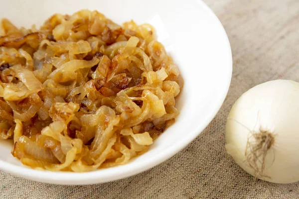 Hausgemachte karamellisierte Zwiebeln auf einem weißen Teller, niedriger Blickwinkel. cl — Stockfoto