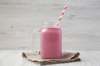 Bir cam kavanoz kupa, yan görünüm lezzetli ahududu smoothie. Close