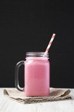 Mason cam kavanoz kupa ahududu yüzlü, yan görünüm ile dolu. C