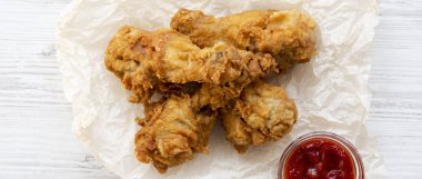 Soslu kızarmış tavuk baget, üst tesbil. Yukarıdan, üzerinde