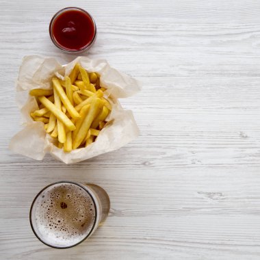 Ketçap ve bir whit soğuk bira bardak ile lezzetli patates kızartması