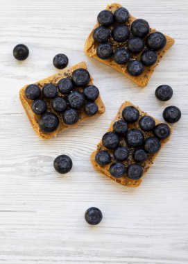 Bir fıstık ezmesi, yaban mersini ve chia tohumu ile Vegan tost