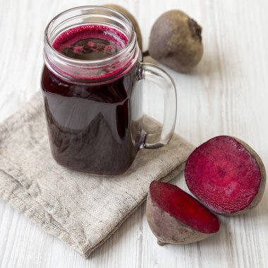 Bir cam kavanoz kupa ev yapımı pancar yüzlü, yan görünüm. Yakın-