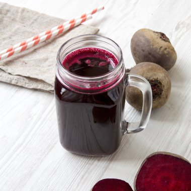 Cam kavanoz kupa, yan görünüm pancar güler yüzlü. Yakın çekim.