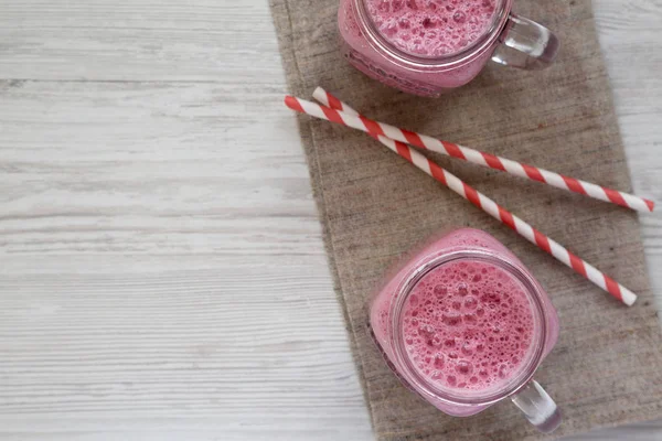 Himbeer-Smoothie im Glas-Becher, Draufsicht. flach lag, von einem — Stockfoto